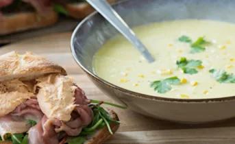 Ciabatta's vitello tonato met maïssoep