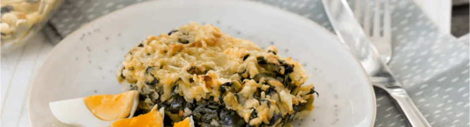 Gegratineerde spinazie-rijst met feta en ei