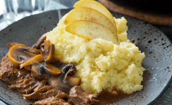 Runderstoof met champignons en hete bliksem