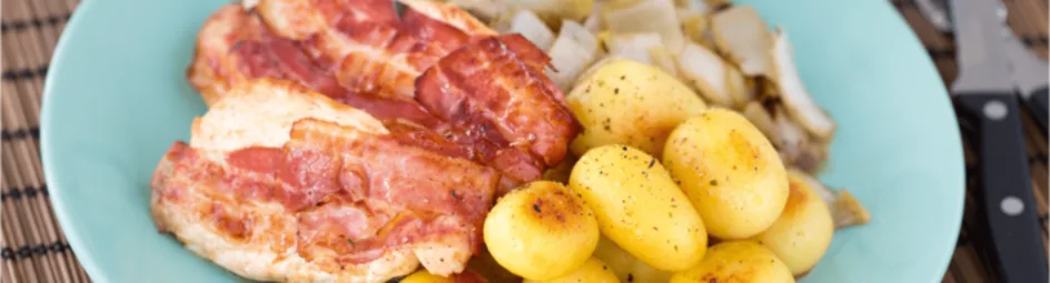 In spek gewikkelde kip met roergebakken witlof