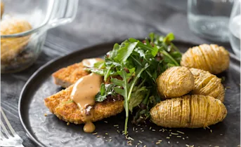 Schnitzels met peper-roomsaus en hasselback aardappelen