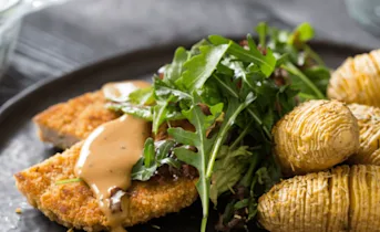 Schnitzels met peper-roomsaus en hasselback aardappelen