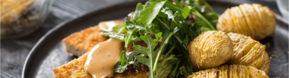 Schnitzels met peper-roomsaus en hasselback aardappelen