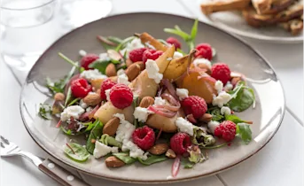 Maaltijdsalade met geitenkaas, frambozen en peer