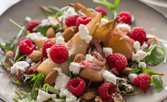 Maaltijdsalade met geitenkaas, frambozen en peer