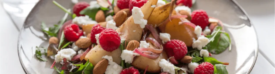 Maaltijdsalade met geitenkaas, frambozen en peer
