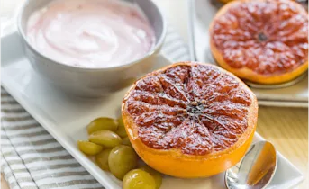 Geroosterde grapefruit met druiven en yoghurt