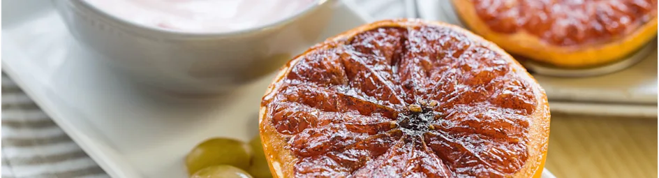 Geroosterde grapefruit met druiven en yoghurt