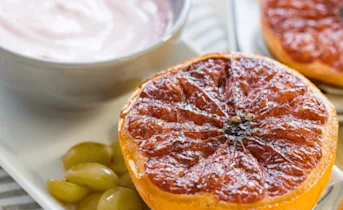 Geroosterde grapefruit met druiven en yoghurt