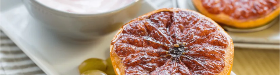 Geroosterde grapefruit met druiven en yoghurt