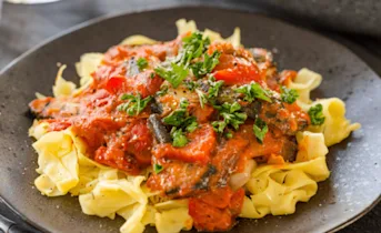 Verse tagliatelle met zoete paprika-saus