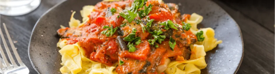 Verse tagliatelle met zoete paprika-saus