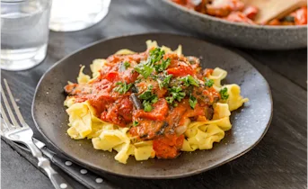 Verse tagliatelle met zoete paprika-saus