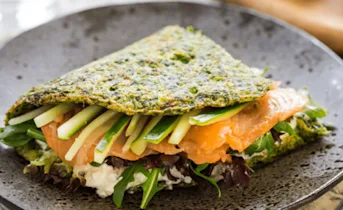 Spinazie-omelet met gerookte zalm