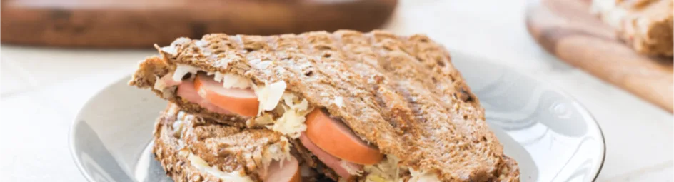 Winterse tosti’s met rookworst en zuurkool