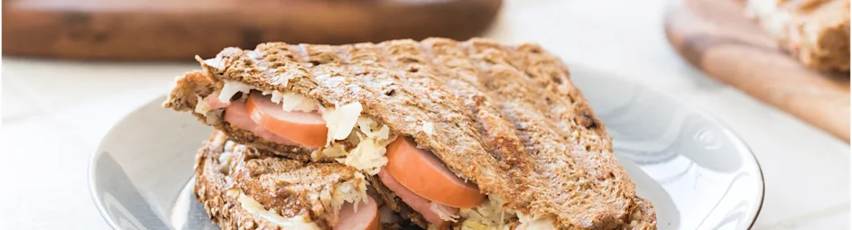 Winterse tosti’s met rookworst en zuurkool