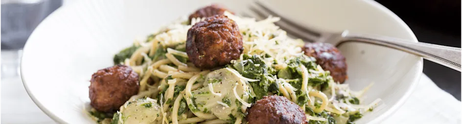 Spaghetti met spinazie-roomsaus en vegetarische balletjes