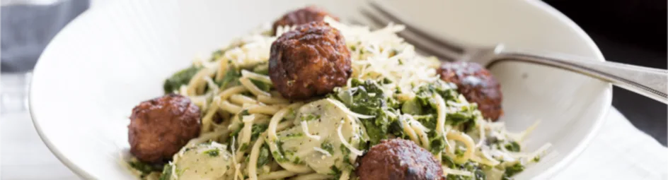 Spaghetti met spinazie-roomsaus en vegetarische balletjes