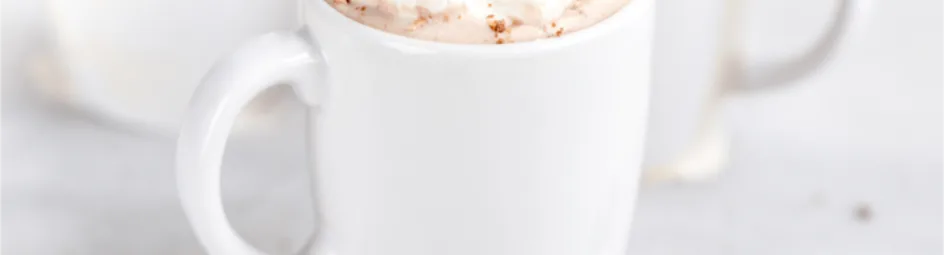 Warme chocolademelk met sinaasappelroom