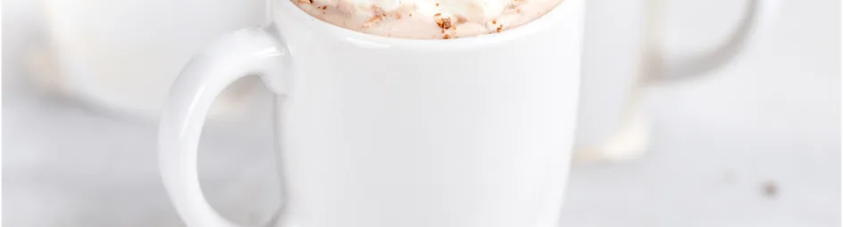 Warme chocolademelk met sinaasappelroom