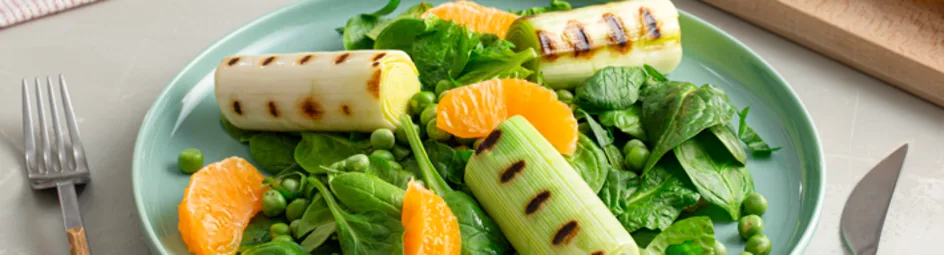 Groene salade met geroosterde prei en honing