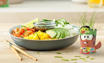 Poke bowl met mango komkommer en kiemen