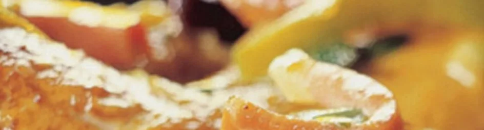 Kip in het pannetje met zwarte pruimen