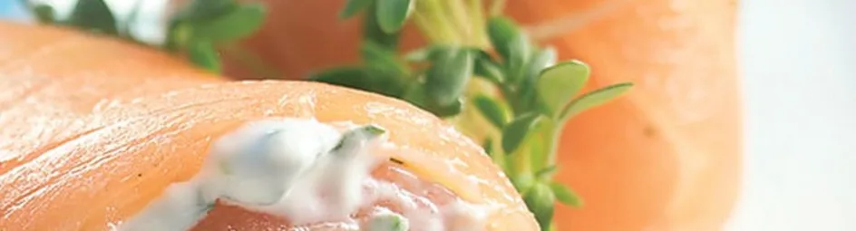 Gerookte zalmrolletjes met kruidige roomvulling
