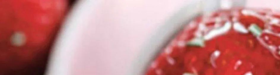 Aardbeien met honingrozemarijnsiroop