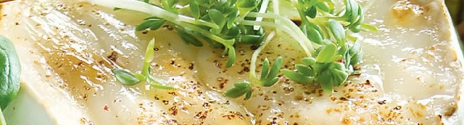 Gemengde sla met gebakken geitenkaas en tuinkruiden