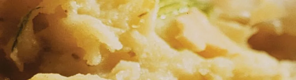 Aardappelknoflookpuree met pesto, prei en kaas