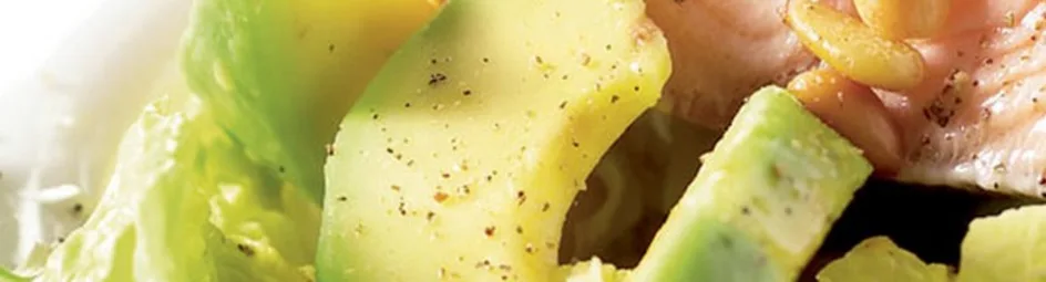 Salade met gepocheerde zalmfilet en sinaasappeldressing