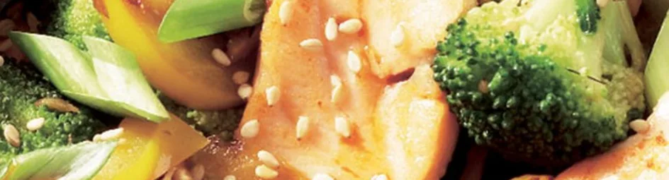 Zalmroerbak met broccoli en paprika