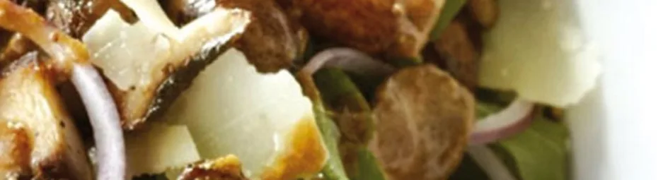 Rucolasalade met aubergine en gebakken paddenstoelen