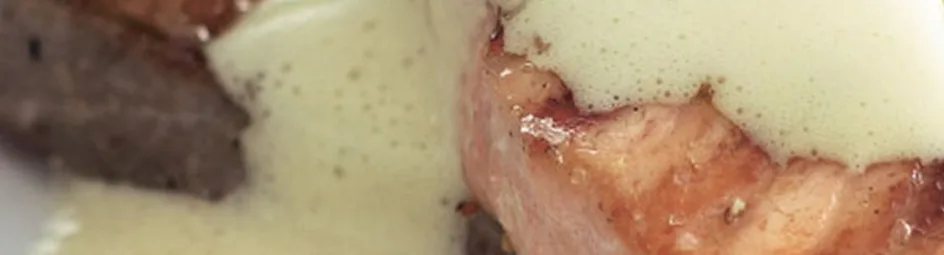 Witte asperges met gegrilde zalmfilet en kruidensabayon