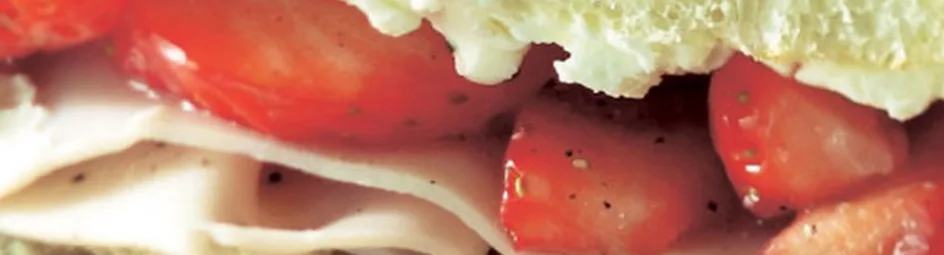 Clubsandwich met aardbei, kip en avocado