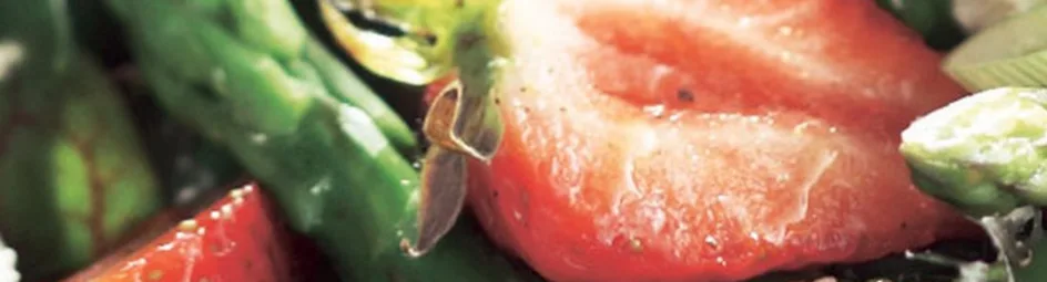 Zomersalade met aardbei, asperges en geitenkaas