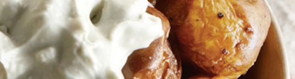 Gepofte krieltjes met gorgonzola en spinaziesalade