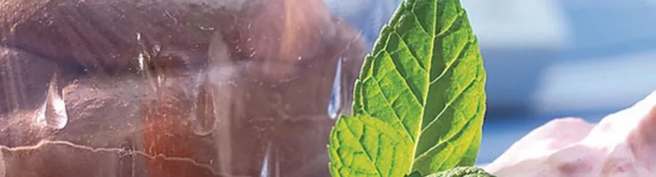 Mousse au chocolat met aardbeiencreme