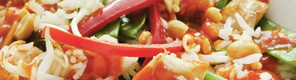 Kipfilet met zoetzure tomatensaus, peultjes en pinda's