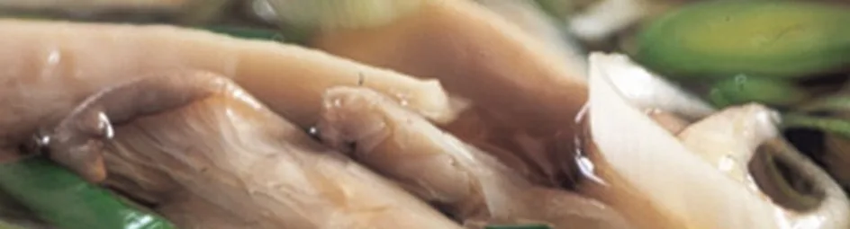 Kippenbouillon met paddenstoelen en preiringen