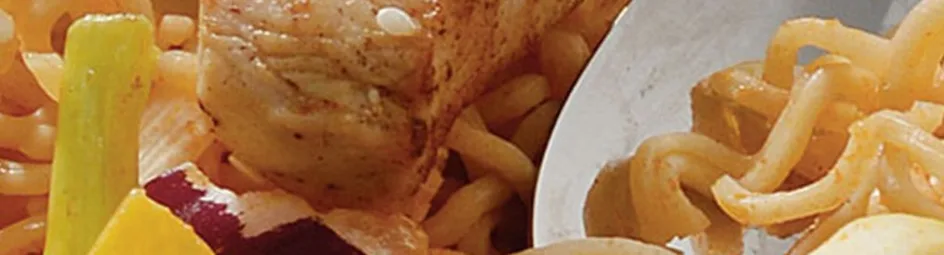 Japanse kipfilet met roerbaknoedels en sesam