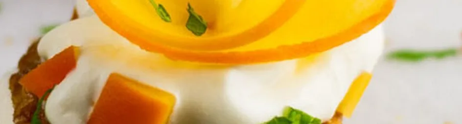 Torentje van kletskoppen met slagroom en kaki