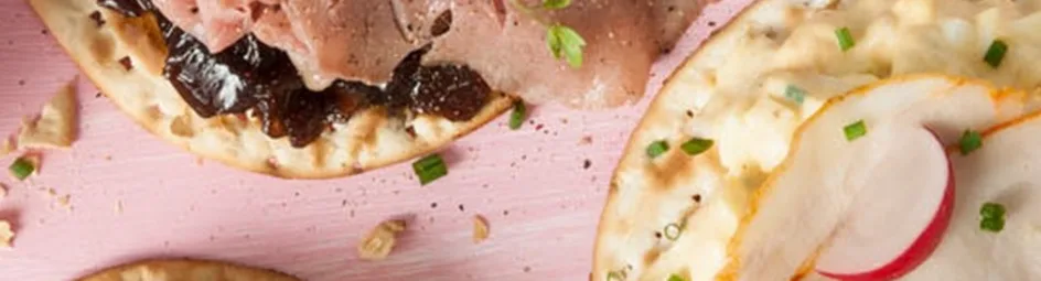 Matzes met rosbief en uienmarmelade en fricandeau met eiersalade