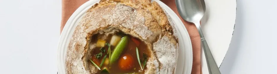 Gevulde soep in vloerbrood