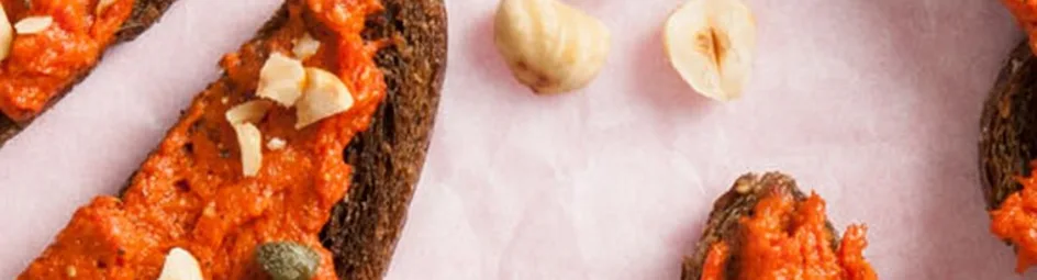 Toast met filet americain en geroosterde hazelnoten