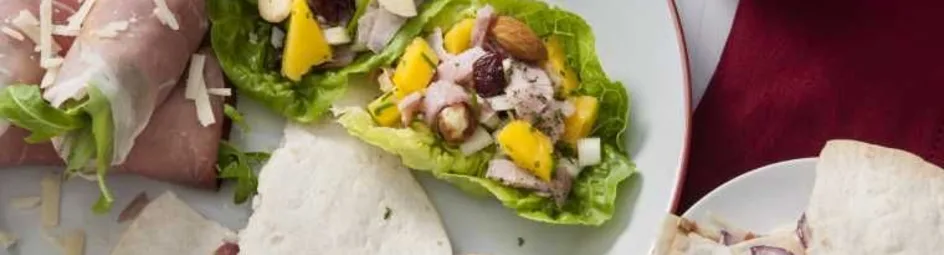 Schuitje van sla met frisse hamsalade