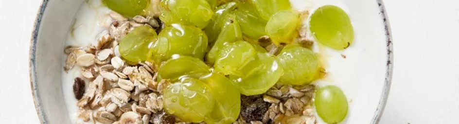 Yoghurt met muesli en druiven