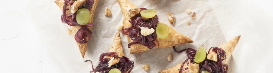 Bladerdeegtaartje met druiven en gekarameliseerde ui