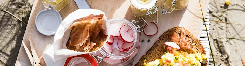 Huisgemaakte eiersalade op desembrood